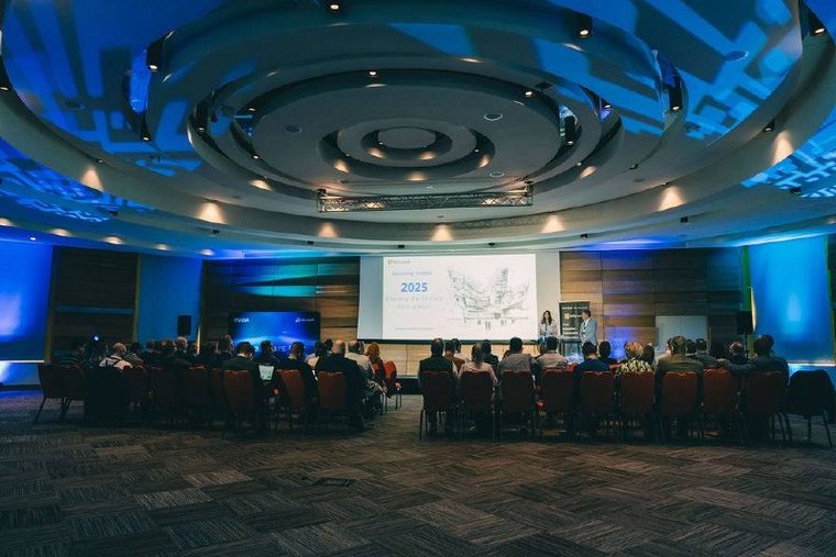 A konferenciaterem a színpaddal és a vetítéssel