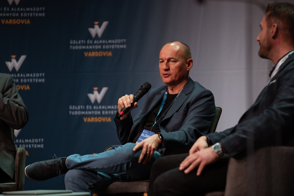 Mikrofonos előadó a FutureBiz színpadán