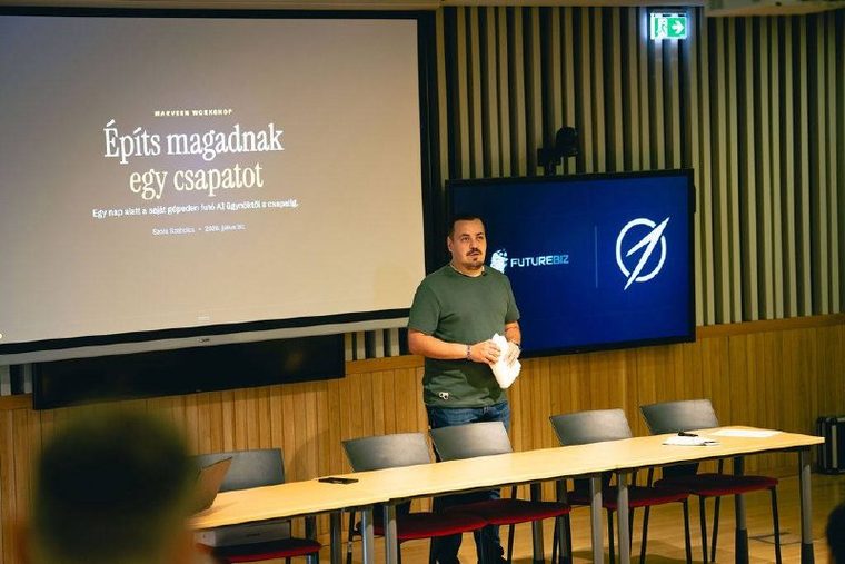 Előadó a workshop nyitásán